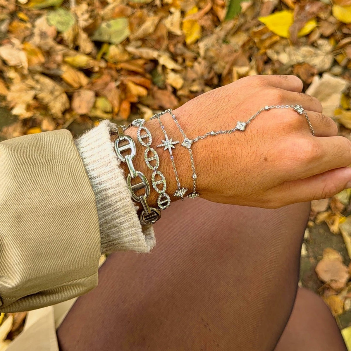 Bracelet Ange argenté porté au poignet, maillons marine pavés de strass