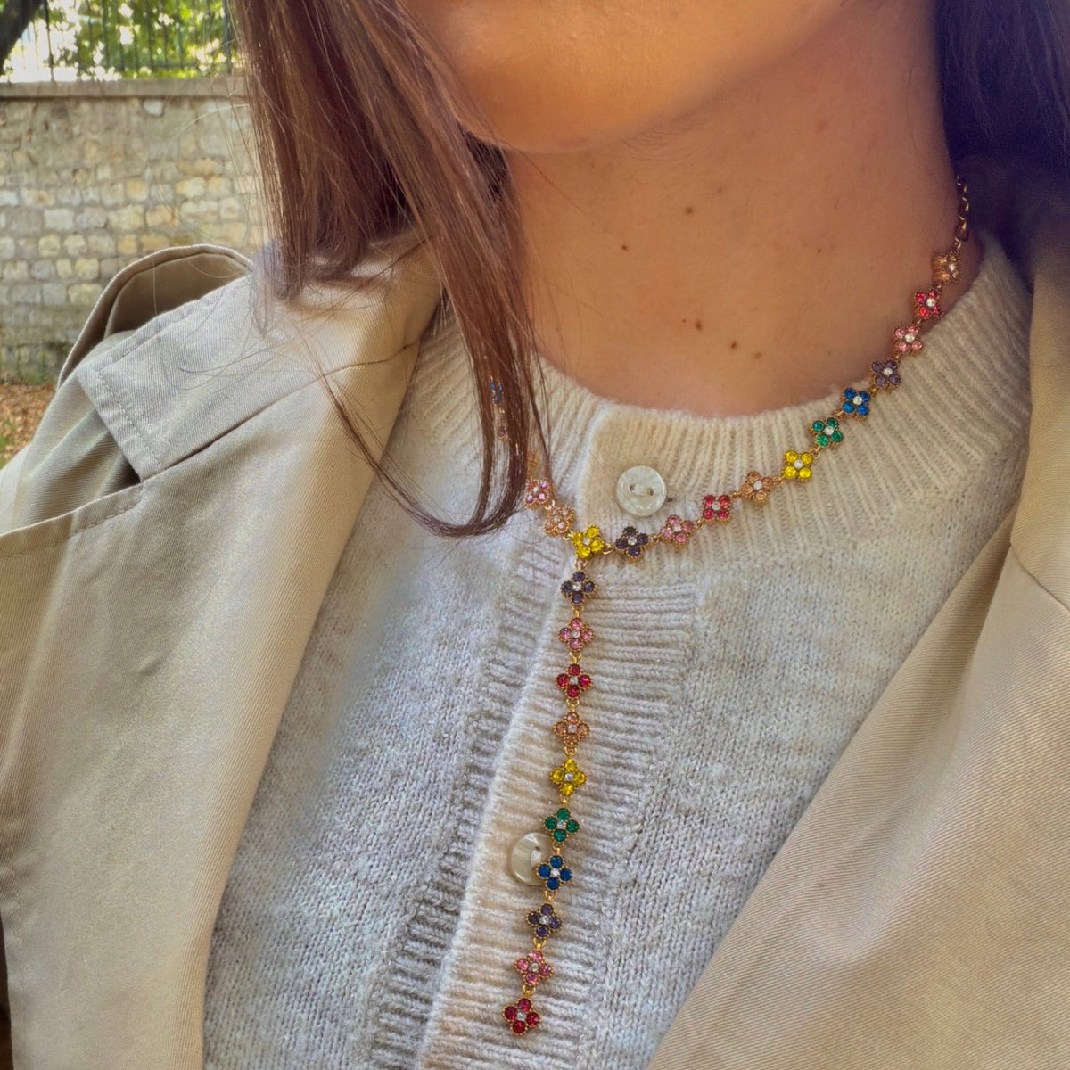 Collier Anastasia multicolore porté, collier en Y à trèfles sertis de strass colorés