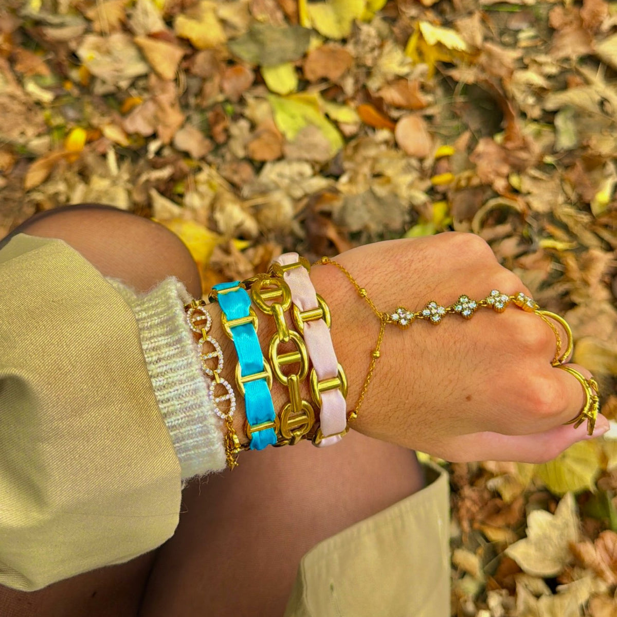 Jonc Azura porté au poignet, bracelet ruban satin turquoise