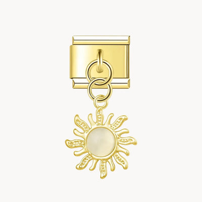 Charm italien Soleil avec pierre : soleil doré à rayons avec une pierre blanche nacrée au centre, suspendu