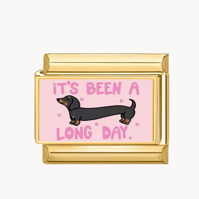 Charm italien Teckel rose : teckel noir avec « IT’S BEEN A LONG DAY » sur fond rose, cadre doré