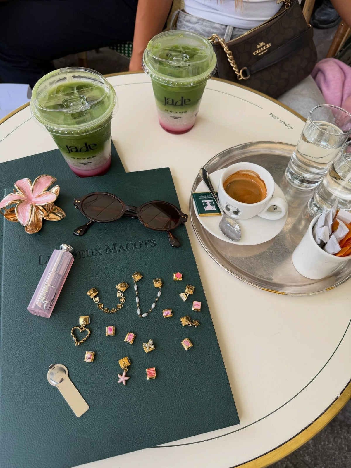 Charms italiens étalés sur une table avant d’être clipsés sur un bracelet