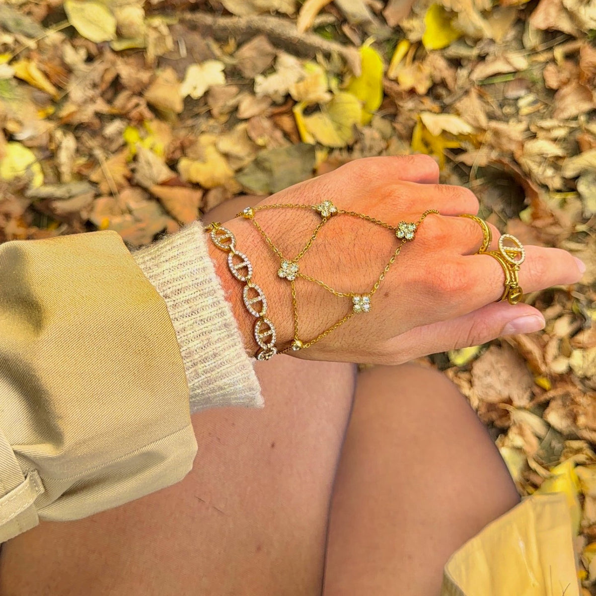 Chaîne de main Clover dorée portée, réseau de trèfles pavés de strass