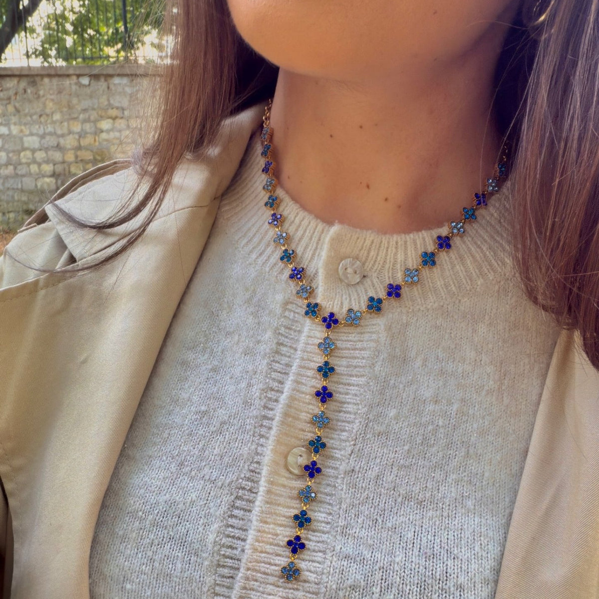 Collier Anastasia bleu porté, collier en Y à trèfles sertis de strass bleus