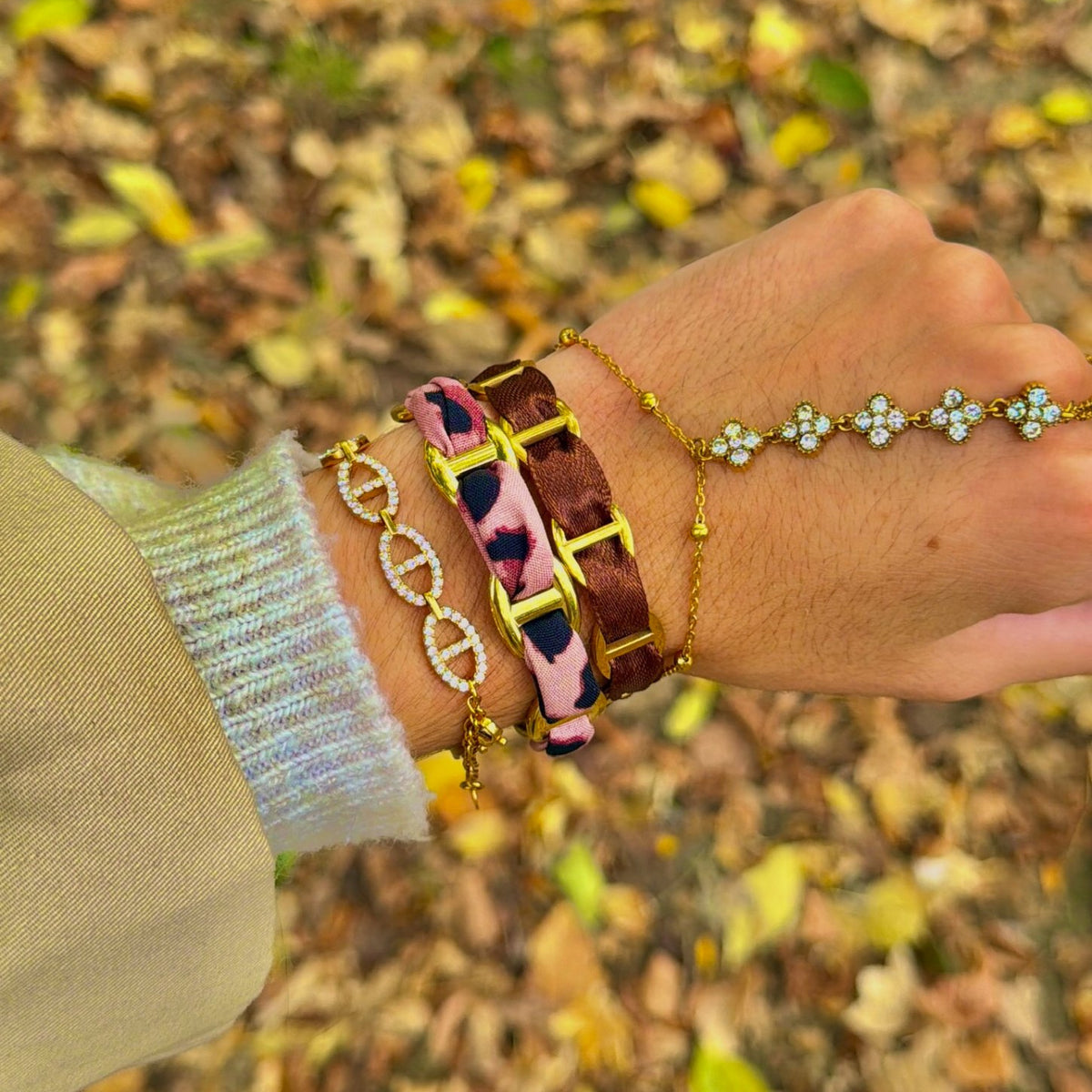 Jonc Mocha porté au poignet, bracelet ruban satin marron