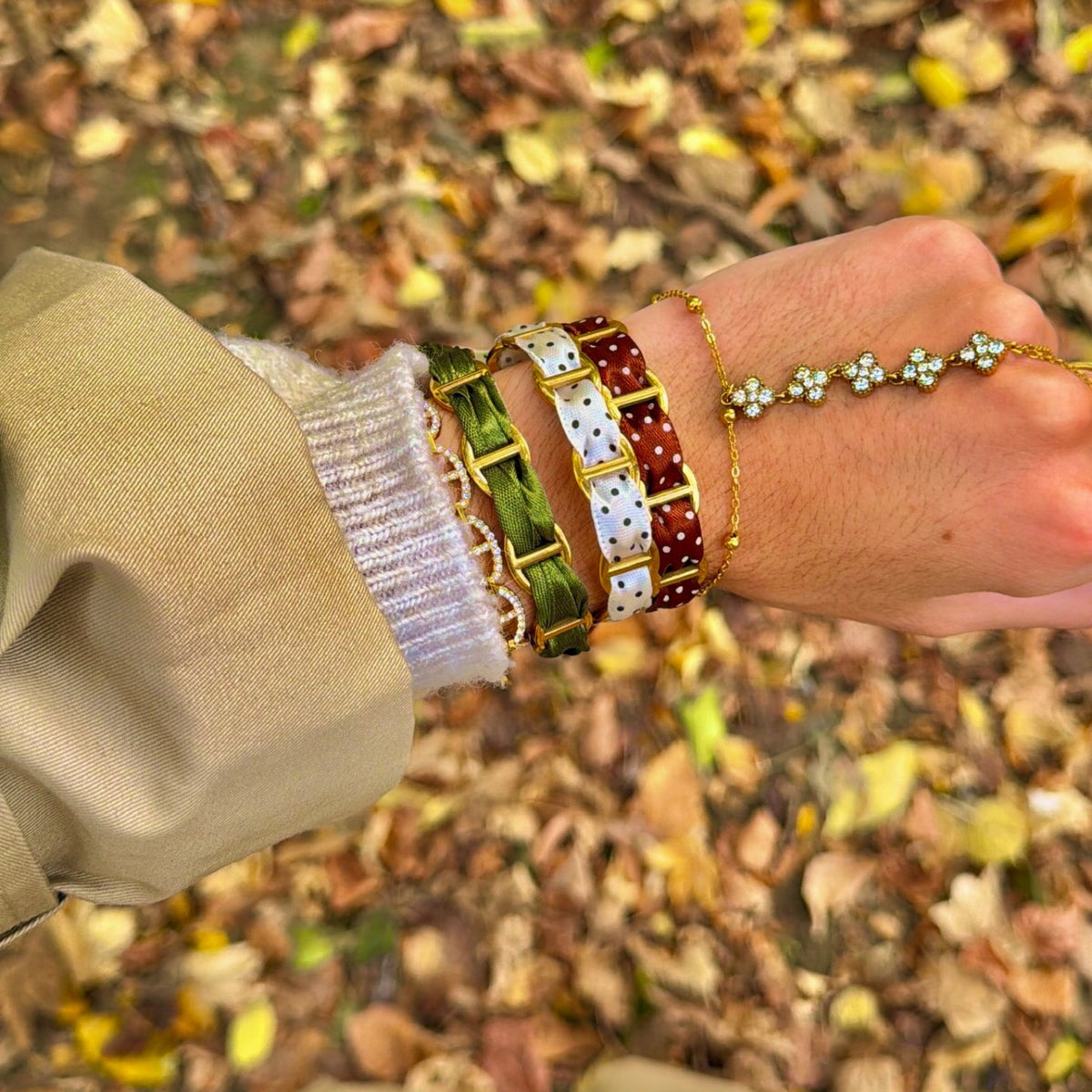 Jonc Polka porté en accumulation avec d'autres bracelets ruban
